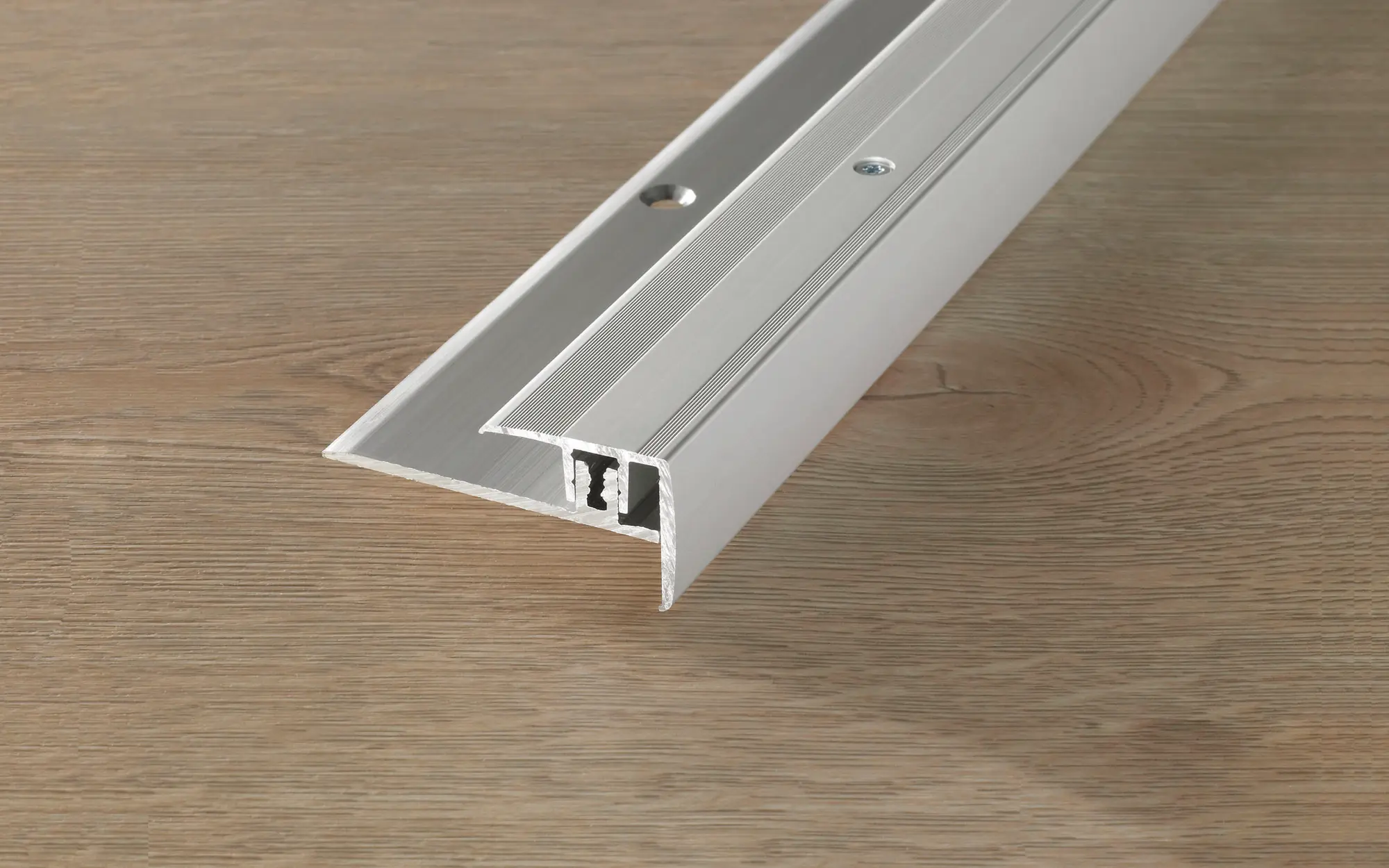 Treppenkantenprofil L/P silberfarbig, 6, 5-15 mm für Laminat und Parkett Trittstufe gerillt 83740