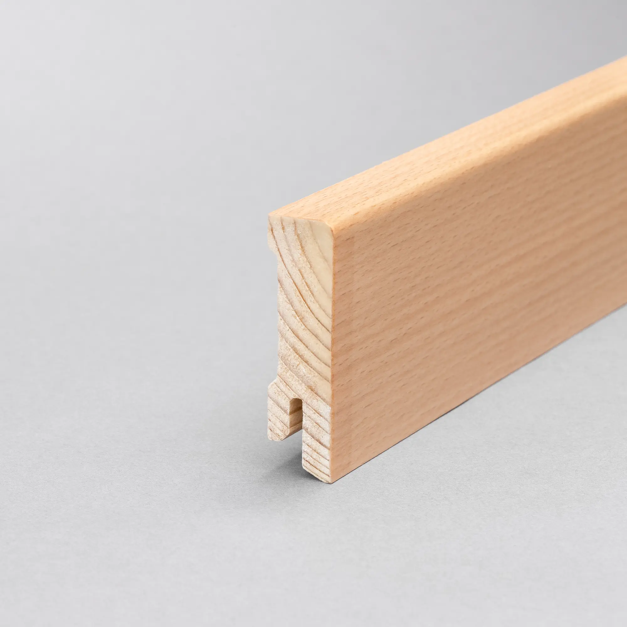 Sockelleisten Buche ged. furniert, lackiert, Fichtenholzkern mit Clipstarfräsung
