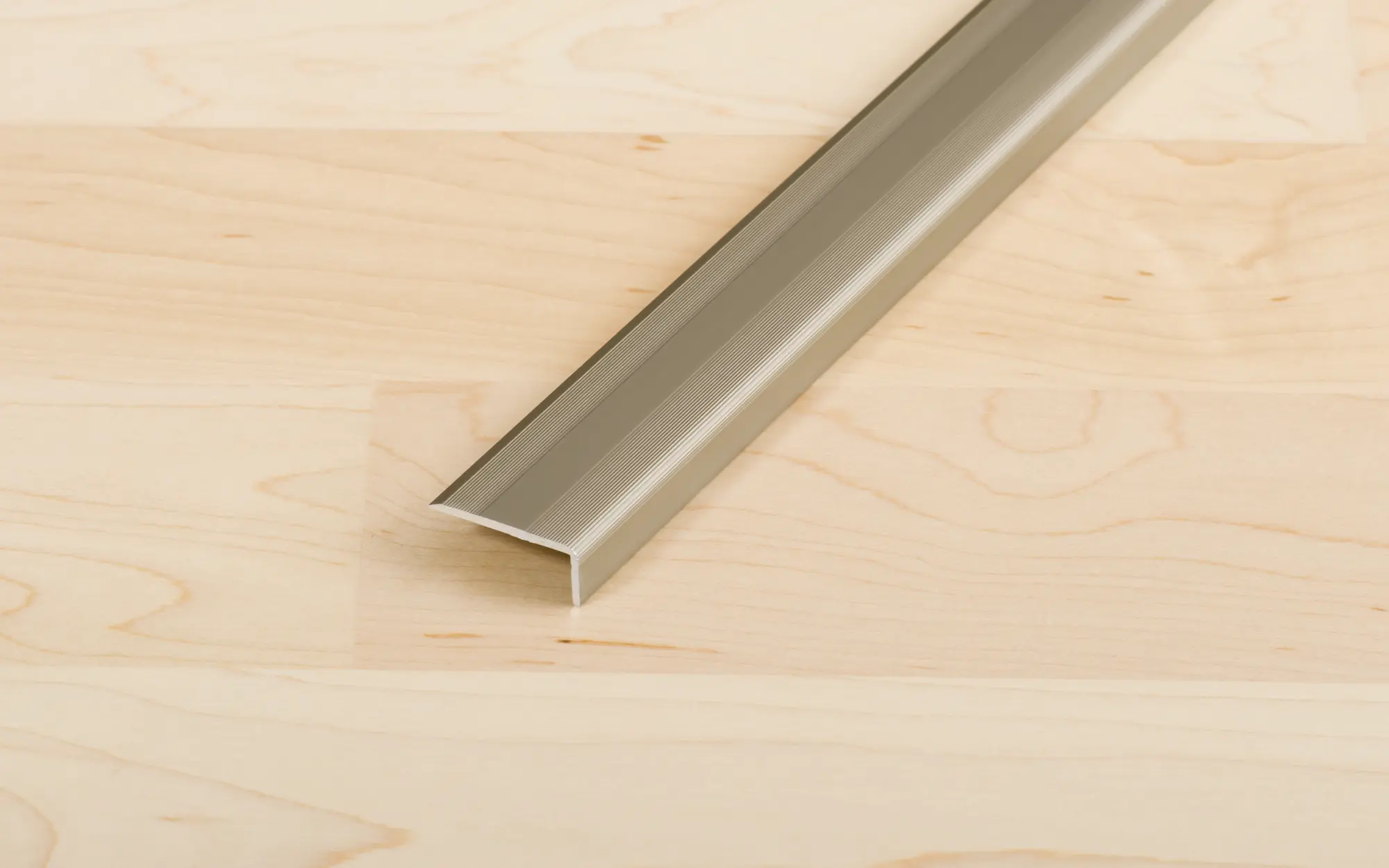 Winkelprofil 25 x 10 mm gerillt selbstklebend Alu eloxiert edelstahlfarben 88614