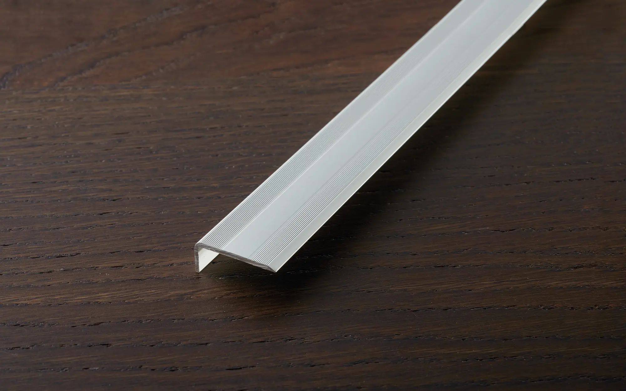 Winkelprofil 25 x 10 mm gerillt selbstklebendAlu eloxiert silberfarben 88610